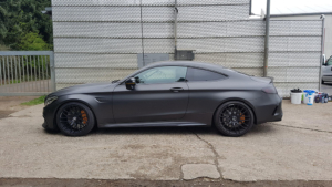 Mercedes Benz C63S AMG Edition 1 mit schwarz-matter Folierung