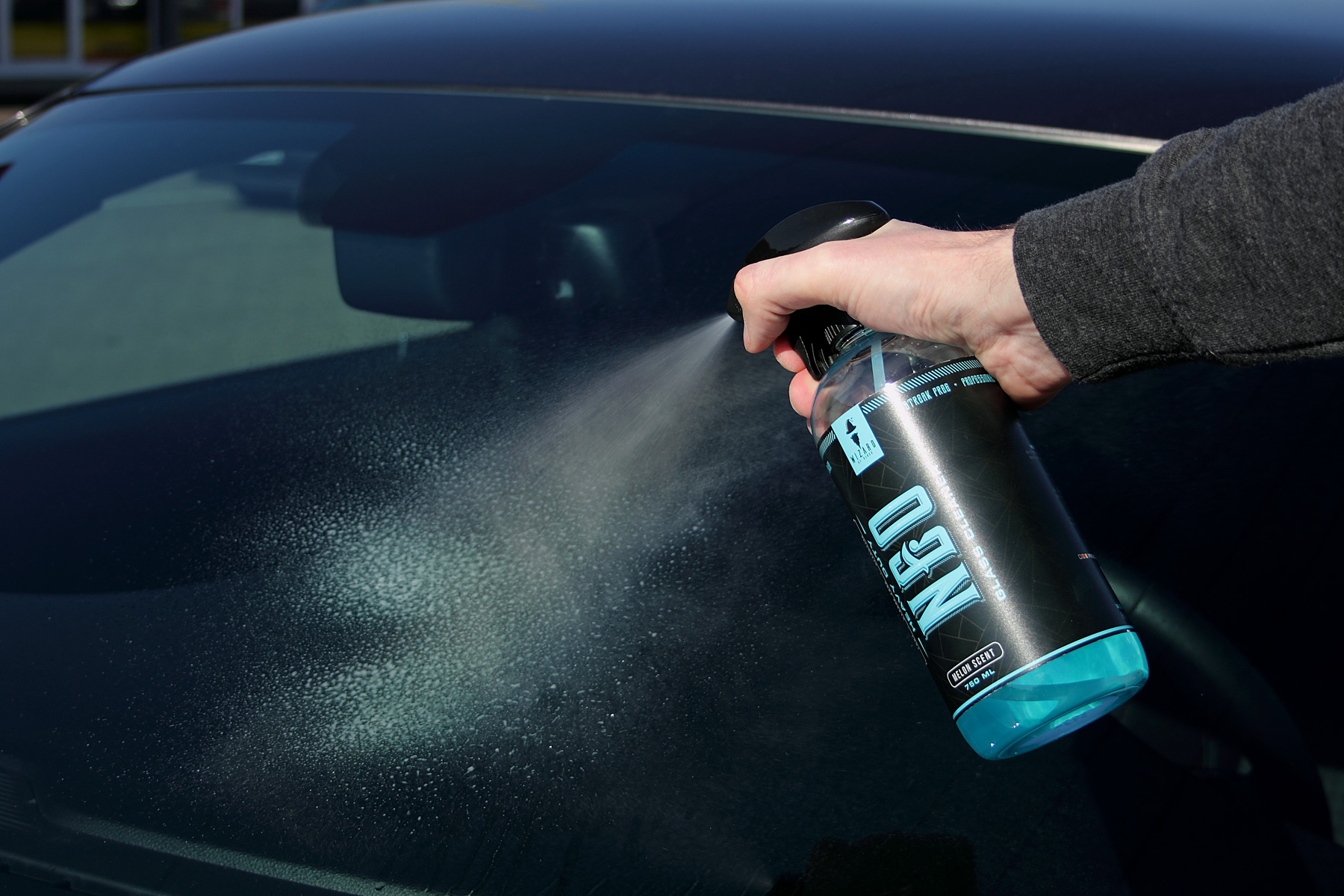 Sauber Scheiben im Auto: Einmaleins gegen Schlieren und Fogging