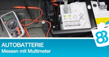 Autobatterie Volt Spannung mit Multimeter messen