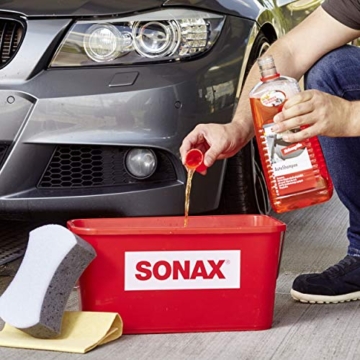 SONAX AutoShampoo Konzentrat (2 Liter) durchdringt und löst Schmutz gründlich, ohne Angreifen der Wachs-Schutzschicht | Art-Nr. 03145410 - 4